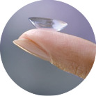 Kontaktlinse på finger