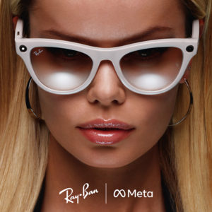 Kvinde med Ray-Ban Meta briller