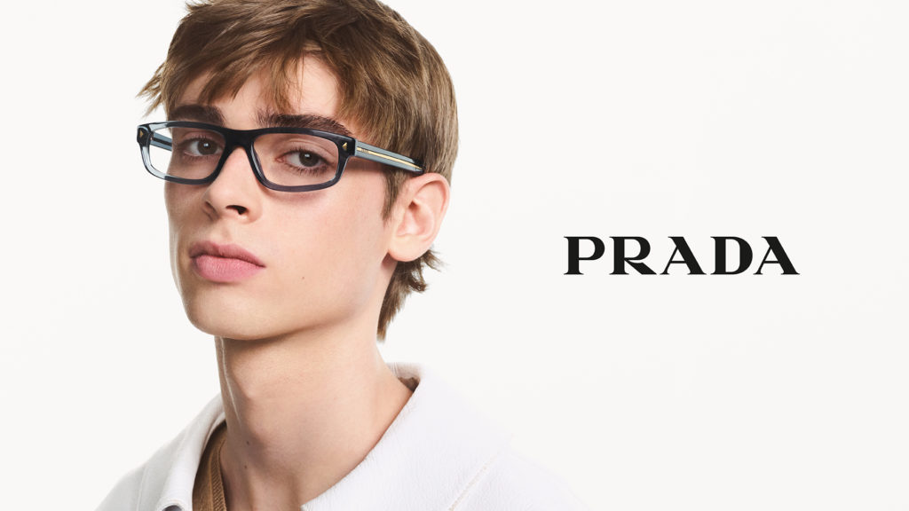 Mand med Prada briller